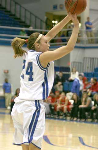 Women's BBall: Thomas makes it a perfect game 