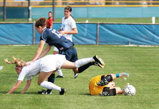 Women's Soccer: Panthers fall in conference openers 