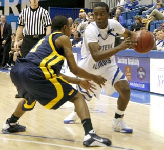 Men's Basketball: Panthers play top team in league 