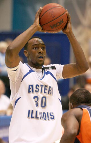 Men's Basketball: Battle in the post 