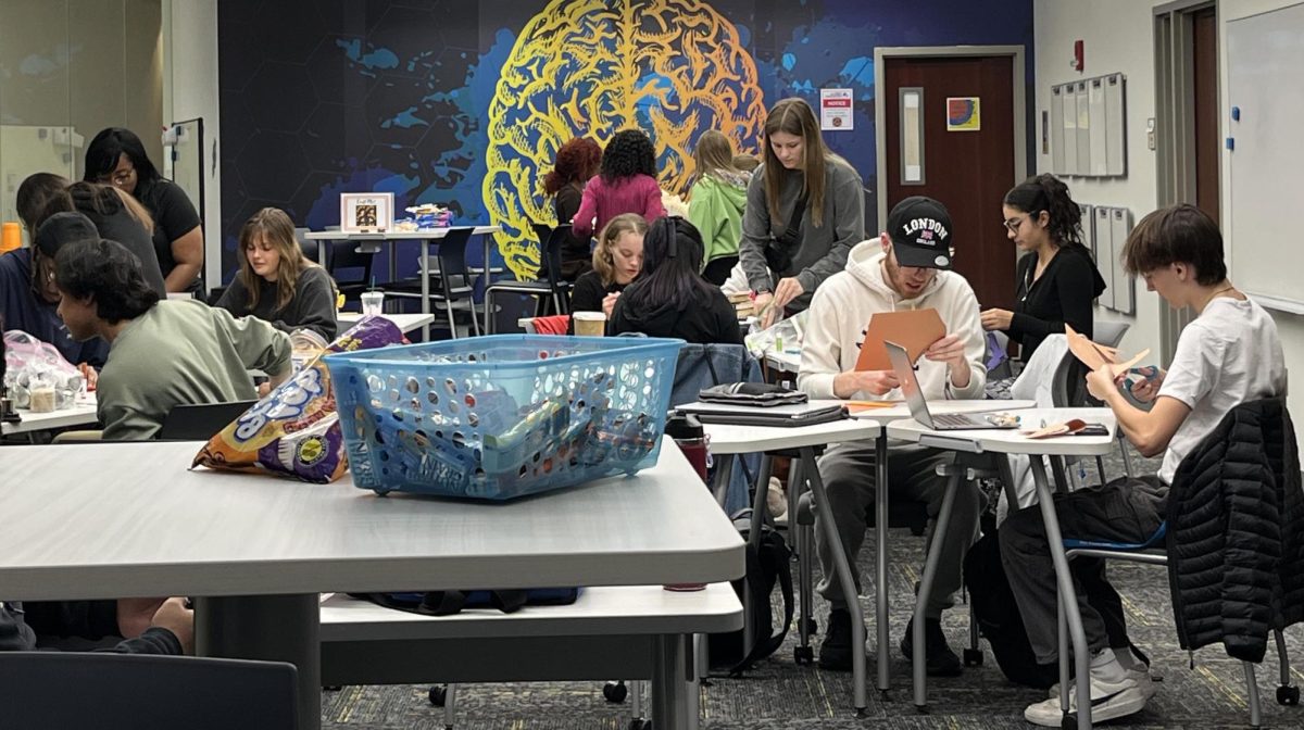 Students met in the Center for Student Innovation Thursday to craft and have free snacks. President of the library ambassadors of Booth Christopher Redman said, “I feel like every event we planned is successful. We put the hard work and dedication into it.” 